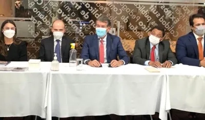 Representantes del Gobierno Nacional explicando los topes salariales.