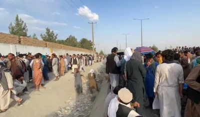Los ciudadanos afganos no podrán ir al aeropuerto. Talibanes les dijeron que se marcharan a casa.