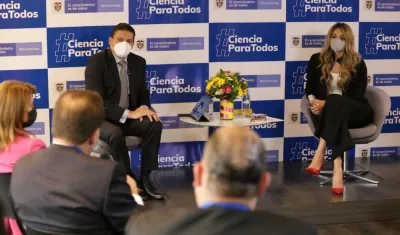 El ministro de Ciencias, Tito Crissien; y la viceministra de Ciencias, Ana María Aljure.