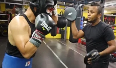 Óscar Negrete durante el entrenamiento a uno de sus pupilos. 