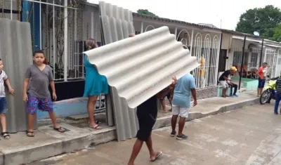 Entrega de ayudas en sectores afectados.