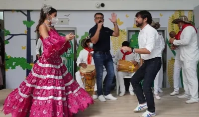 La reina Valeria baila con el alcalde Jaime Pumarejo.