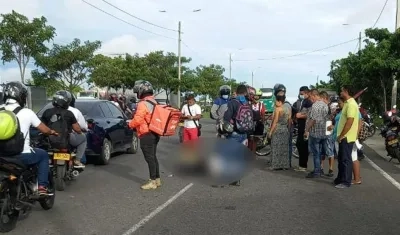 El motociclista murió en el lugar del accidente. 