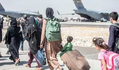 Afganos están siendo evacuados de su país.