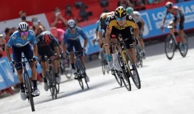 Momento en que Primoz Roglic se adelanta a Enric Mas. 