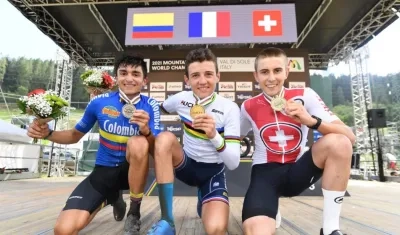 Camilo Gómez con su medalla de plata. 