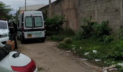 La Policía acordonó el área donde fue lanzado el cuerpo. 