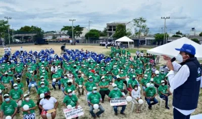 Acto de entrega de títulos de propiedad por parte del alcalde Rodolfo Ucrós. 
