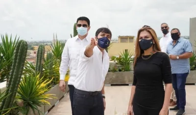 El alcalde de Barranquilla, Jaime Pumarejo, le enseña la ciudad a la alcaldesa de Santo Domingo, Carolina Mejía. 