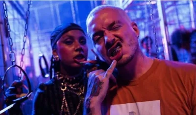 El cantante colombiano de reguetón, J Balvin, con Tokischa. 