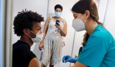 Un joven se vacuna contra el Covid-19.