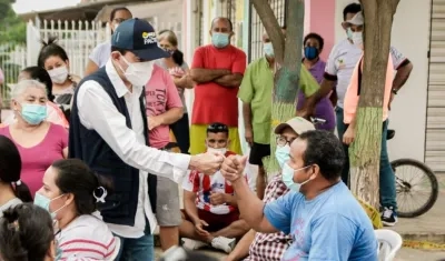 El alcalde Rodolfo Ucrós socializando las obras en el barrio Los Cusules. 