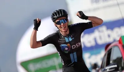 Romain Bardet celebra el triunfo. 