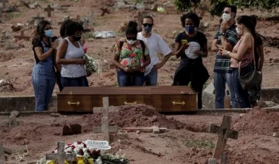 Una mujer víctima de Covid-19 es sepultada en un cementerio de Río de Janeiro. 