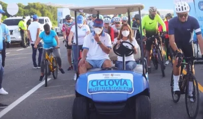 La Gobernadora Elsa Noguera encabezando la caravana.