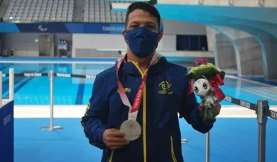 Nelson Crispín con su medalla de plata. 