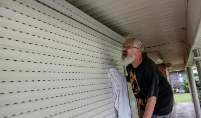 Joe Cermak trata de proteger su casa en Louisiana.