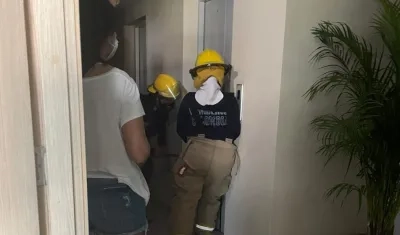 Los bomberos de Puerto Colombia rescataron a una mujer y su mascota atrapadas en un ascensor.
