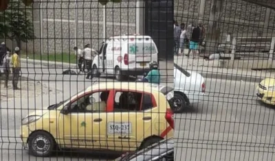 Momentos en que los heridos a bala eran auxiliados en la Circunvalar y llevados en ambulancia a centros asistenciales. 