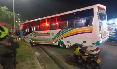 Bus accidentado tras haber sido asaltados sus pasajeros, el conductor y el ayudante.