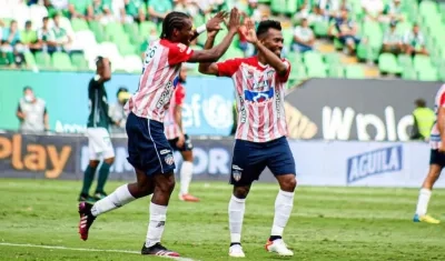 Didier Moreno celebrando el gol del empate con Luis 'Cariaco' González.