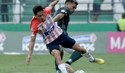 Teófilo Gutiérrez disputa un balón con Fabián Sambueza.