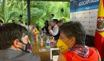Jaime Pumarejo y Claudia López en reunión de Asocapitales.