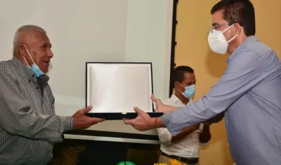 El exfutbolista Arturo Segovia recibe una condecoración del alcalde de Soledad, Rodolfo Ucrós.