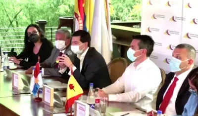 El Contralor General Carlos Felipe Córdoba interviniendo ante los Alcaldes del país.