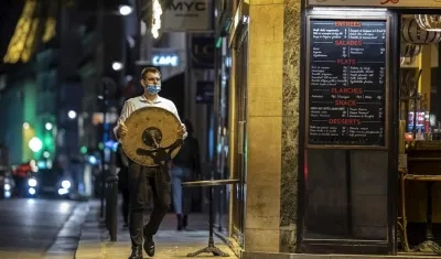 Quienes atiendan público deben tener esquema completo de vacunación en Francia.