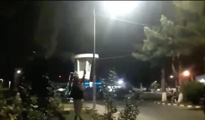 Talibanes celebrando en el aeropuerto de Kabul.