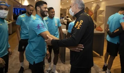 El técnico de Brasil, Tite, recibe a los jugadores en la concentración en Sao Paulo.