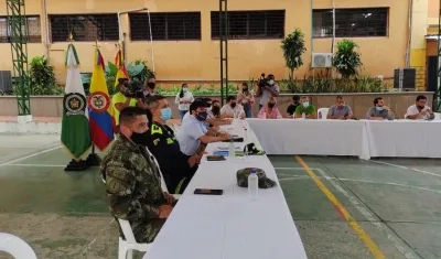 Reunión de la Policía, Ejército y gremio de comerciantes con el alcalde. 