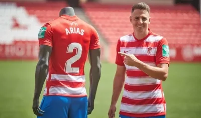 Santiago Arias, lateral derecho. 