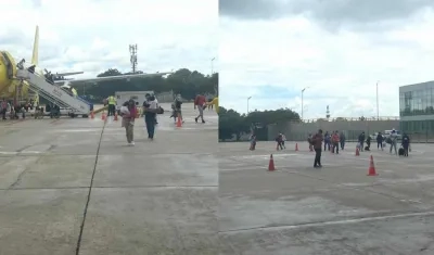 Tras descender el avión los usuarios deben recorrer un gran trayecto a la intemperie.