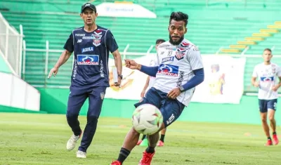 Arturo Reyes observa a Luis 'Cariaco' González. 