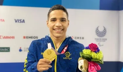 Carlos Daniel Serrano con su medalla de oro. 