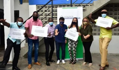 Cinco docentes recibieron este miércoles su beca de maestría de manos del alcalde de Barranquilla, Jaime Pumarejo.