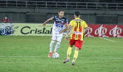 Marlon Piedrahita despejando una llegada de Bryan Castrillón.