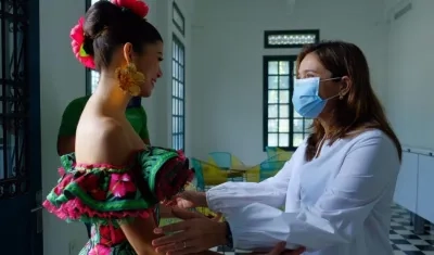 La Reina del Carnaval, Valeria Charris, y la secretaria de Cultura, María Teresa Fernández.