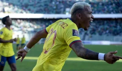 Roger Martínez de Colombia celebra un gol hoy