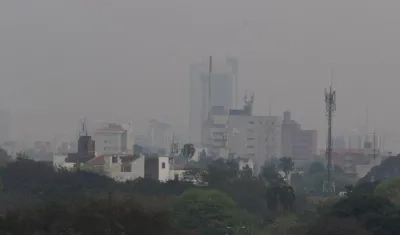 Nube de humo en Santa Cruz (Bolivia).  