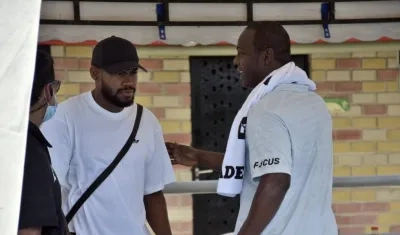 Anthony Zambrano y Édgar Rentería durante la entrega de implementos deportivos. 