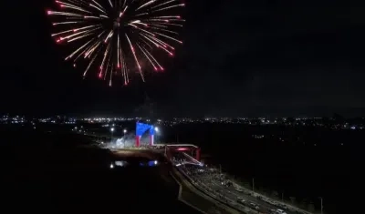 Fuegos artificiales durante la inauguración del nuevo tramo.
