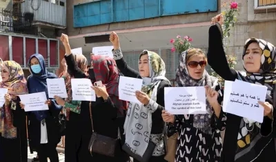 Las afganas realizaron una marcha desde el Ministerio de Relaciones Exteriores hacia las puertas del Palacio Presidencial, para ser escuchadas.