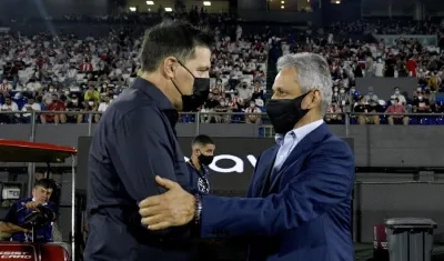 Reinaldo Rueda se da la mano con Eduardo Berizzo. 
