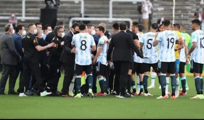 Funcionarios de la salud ingresan para suspender el partido Brasil vs Argentina.