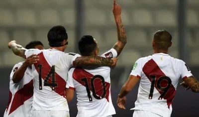 Christian Cueva celebrando el gol del triunfo peruano.