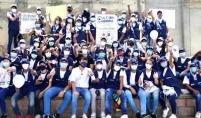 El Alcalde Jaime Pumarejo con un grupo de voluntarios.