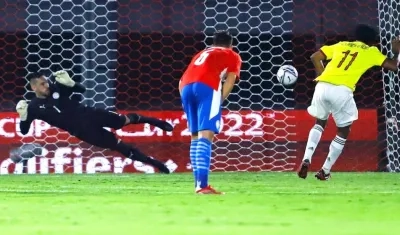 Juan Guillermo Cuadrado vence al arquero Antony Silva para el empate colombiano.